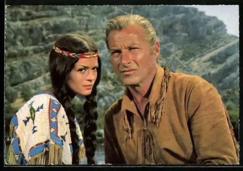 AK Schauspieler Lex Barker und Marie Versini blicken in die Ferne, Winnetou