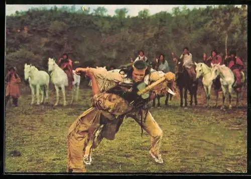 AK Scéna z filmu Old Shatterhand, Vinnetou Pierre Brice pri zápase, Karl May