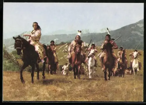 AK Pierre Brice jako Vinnetou s druzinou Indiánu v barevném dobrodruzném filmu Vinnetou, Karl May