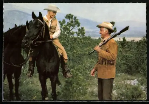 AK Filmszene aus Karl Mays Unter Geiern, Stewart Granger und Elke Sommer