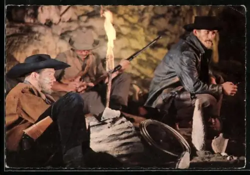 AK Winnetou II, Streng bewachen drei Banditen die Gefangenen