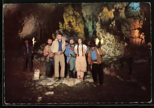 AK Eine Szene aus dem Karl May-Film Winnetou II. Teil, Der skrupellose Forrester benutzt..., Karl May