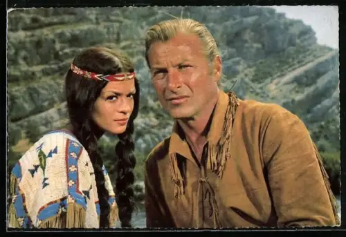 AK Schauspieler Lex Barker und Marie Versini blicken in die Ferne, Winnetou