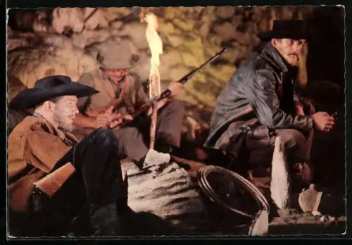 AK Winnetou II, Streng bewachen drei Banditen die Gefangenen