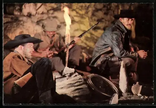 AK Winnetou II, Streng bewachen drei Banditen die Gefangenen