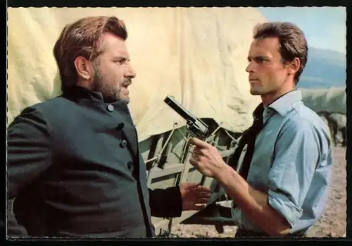 AK Filmszene aus Karl May-Film Unter Geiern, Weller wird in Schach gehalten