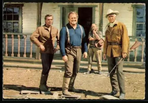 AK Filmszene aus Karl Mays Unter Geiern, Götz George, Stewart Granger, Walter Barnes