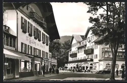 AK Oberammergau, Dorfplatz, Hotel Wittelsbach, Gasthaus Lang sel. Eberh, gegründet 1775