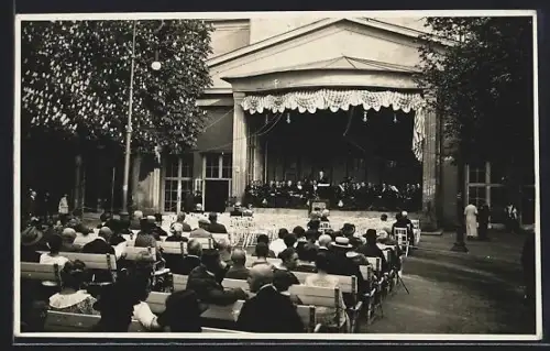 Foto-AK Bad Kissingen, Konzert im Kurpark vor dem Musikpavillon