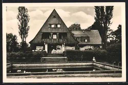 AK Bad Schandau-Ostrau, FDGB-Erholungsheim Erwin Hartzsch, Gartenansicht mit Schwimmbecken