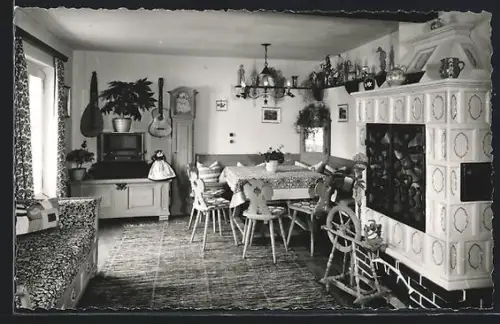 AK Schliersee, Fremdenheim Edeltraud, Innenansicht Aufenthaltsraum mit Kachelofen