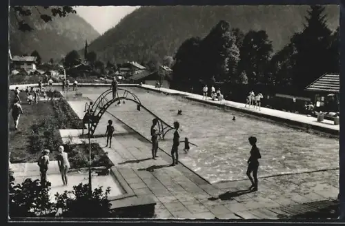 AK Bayrischzell, Schwimmbad mit Badegästen und Blick zum Ort
