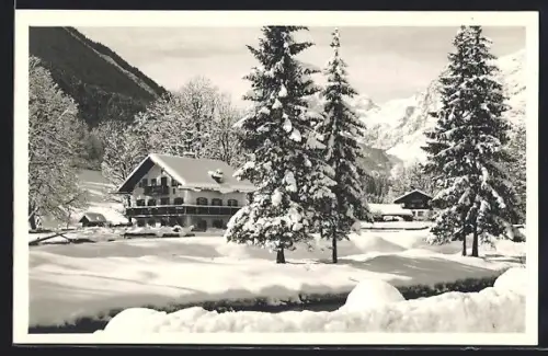 Foto-AK Ramsau b. Berchtesgaden, Verschneite Landschaft mit Gasthaus und Alpenpanorama