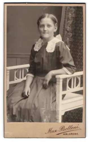 Fotografie Max Bolloni, Walsrode, Eckernwort, Mädchen auf Stuhl