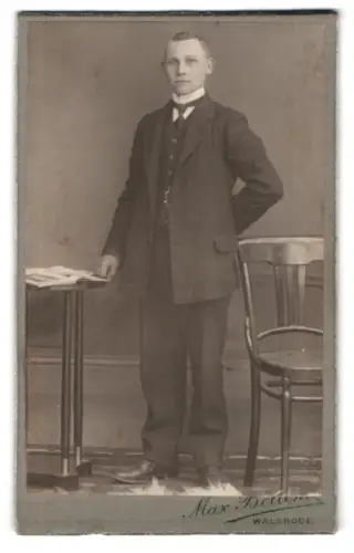 Fotografie Max Bolloni, Walsrode, Eckernwort, Porträt eines eleganten Herrn