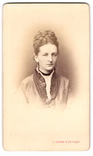 Fotografie L. Haase & Comp., Berlin, Unter den Linden 62 u. 63, Porträt einer Frau