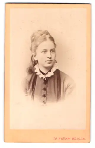 Fotografie Th. Prümm, Berlin, Unter den Linden 51, Portrait einer jungen Frau