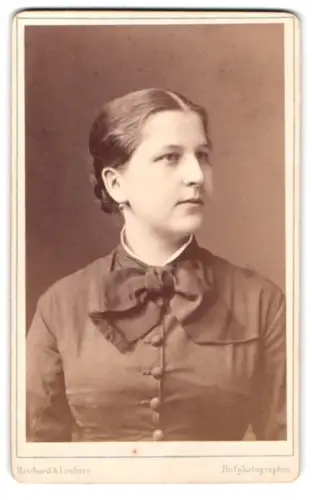 Fotografie Reichard & Lindner, Berlin, Markgrafenstrasse 40, Damenportrait im Profil