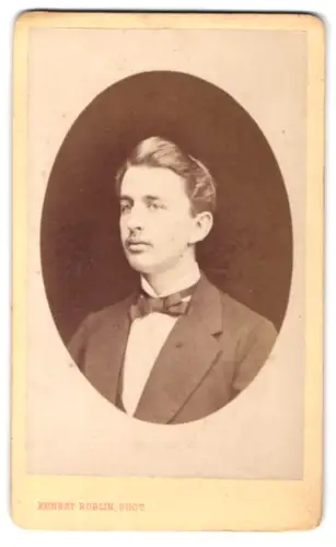 Fotografie Ernest Roblin, Paris, Rue de l`Entrepôt 12, Portrait eines jungen Mannes