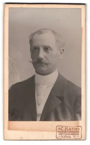 Fotografie C. Kath, Kötzschenbroda, Gradsteg 10, Porträt eines eleganten Herrn