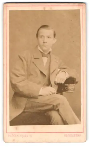 Fotografie Eduard Schultze, Heidelberg, Plöckstrasse 79, Eleganter junger Mann sitzt mit Zylinder