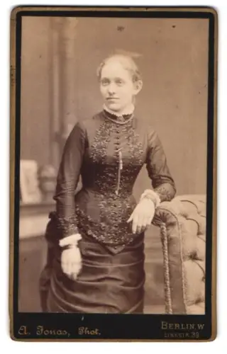 Fotografie A. Jonas, Berlin, Linkstrasse 39, elegante Dame im Salon