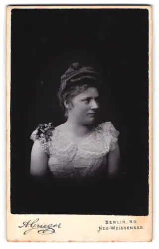 Fotografie A. Grieger, Berlin, Friedensstrasse 8, Porträt einer jungen Frau