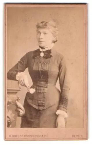 Fotografie O. Roloff, Berlin, Taubenstrasse 20, Porträt einer Dame