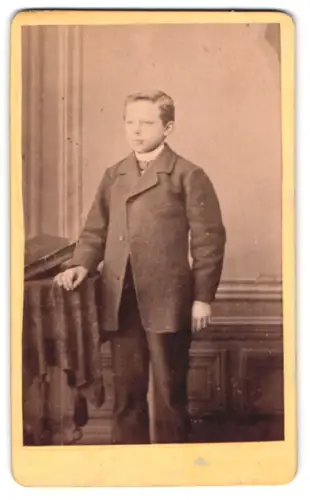 Fotografie Paul Liebe, Luckau, Langestrasse 156, Junge im Anzug