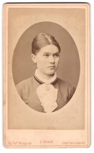 Fotografie H. Noack, Berlin, Unter den Linden 45, Portrait einer jungen Frau