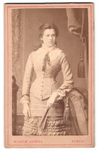 Fotografie Wilhelm Kersten, Berlin, Krausen-Str. 40, Dame im karierten Kleid