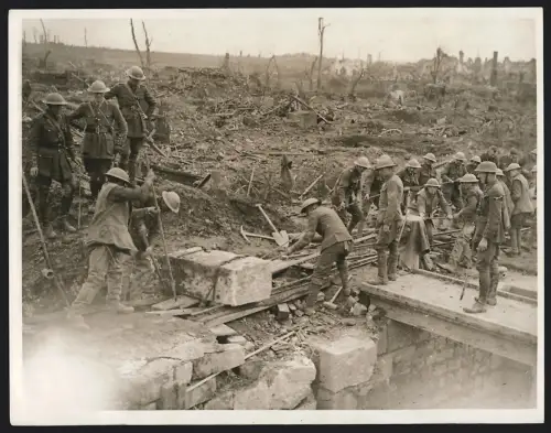 Fotografie englische Soldaten / Pioniere transportieren Steine für Brückenbau