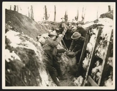 Fotografie englische Soldaten befüllen Sandsäcke im Schützengraben
