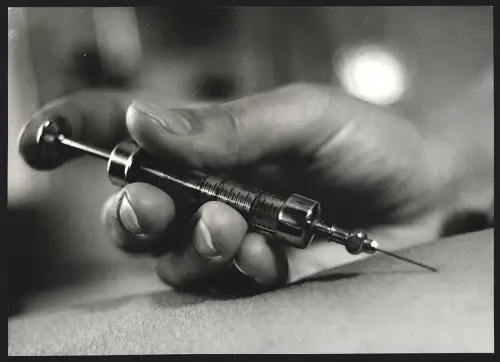 Fotografie Helmut Raddatz, Berlin, Insulin Spritze wird an Unterarm angesetzt, Arzt