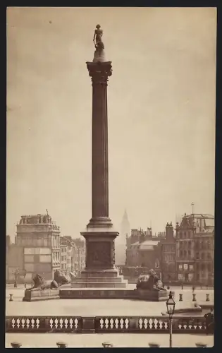 Fotografie unbekannter Fotograf, Ansicht London, Blick auf die Nelsonsäule auf dem Trafalgar Sqaure