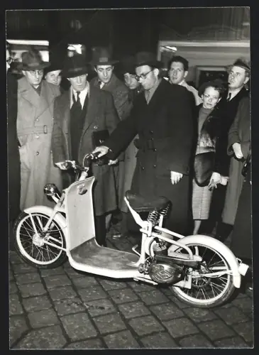 Fotografie Fritz Kern, Wien, motorisierter Roller HMW Fuchs der PERL Automibil-Bestandteile u. Karosseriefarbik AUHOF