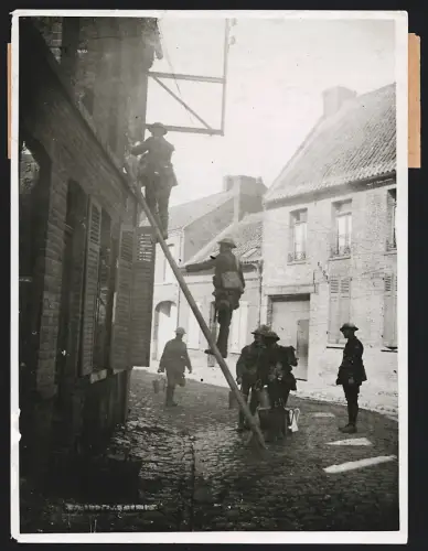 Fotografie britische Soldaten löschen einen Hausbrand nach einem Treffer durch deutscher Granate