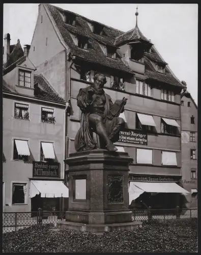 Fotografie Bedler & Vogel, Darmstadt, Ansicht Nürnberg, das Hans-Sachs Denkmal und er Karlsstrasse
