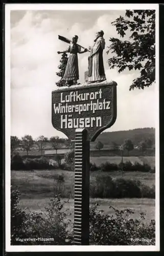 AK Wegweiser zum Wintersportplatz Häusern mit Holzfiguren