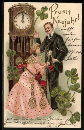 AK Elegantes Paar neben einer Standuhr, auf der Kleeblätter wachsen