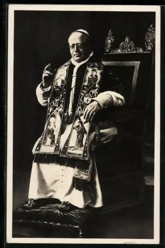 AK Papst Pius XI. mit Pallium und zum Segen gehobener Hand