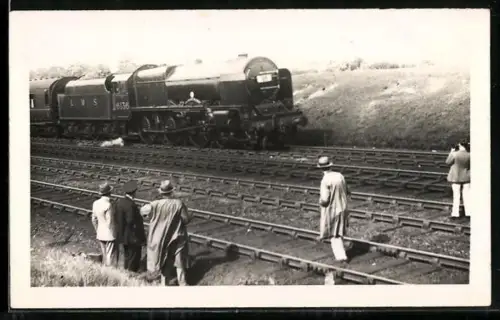 Foto-AK Britische Lokomotive Nr. 6136 der LMS mit Tender in Personenwaggons, englische Eisenbahn