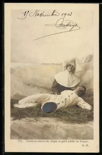 AK Krankenschwester hält einen gefallenen Soldaten in den Armen, Rotes Kreuz