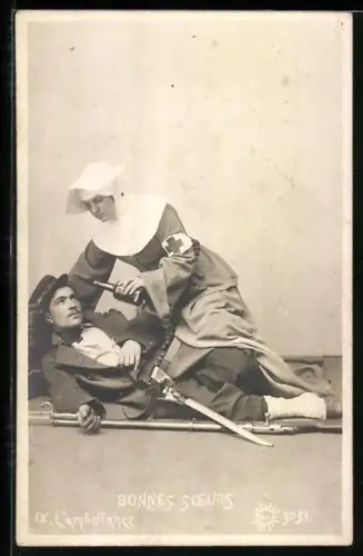 AK Krankenschwester hält einem Soldaten eine Flasche hin, Rotes Kreuz