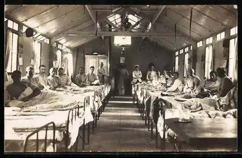 Foto-AK Soldaten in Betten sitzend, Rotes Kreuz