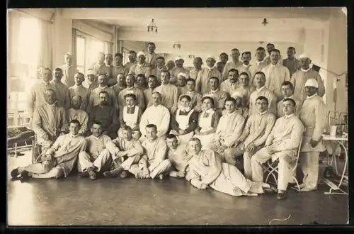 Foto-AK Gruppenbild von Soldaten und Krankenschwestern, Rotes Kreuz
