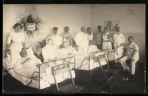 Foto-AK Verwundete Soldaten mit Krankenschwestern, Rotes Kreuz