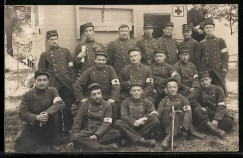 AK Soldaten mit Rot Kreuz Armbinden, Rotes Kreuz