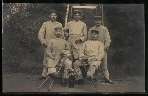 Foto-AK Soldaten zusammen in einem Garten, Rotes Kreuz