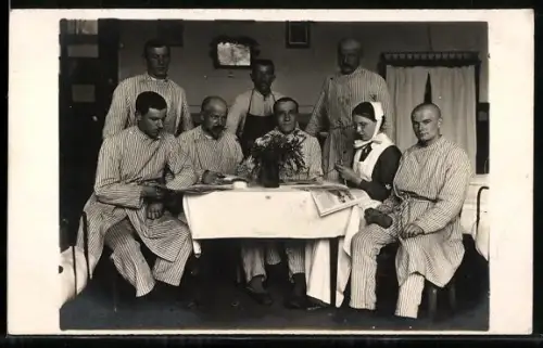 Foto-AK Soldaten und eine Krankenschwester zusammen an einem Tisch, Rotes Kreuz